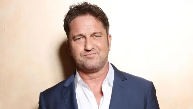 Gerard Butler, visto en actitud romántica con una modelo 25 años menor