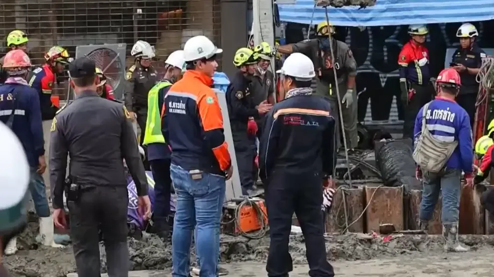 Agónico rescate en el metro de Bangkok: un obrero lleva atrapado más de 24 horas en un socavón a 20 metros