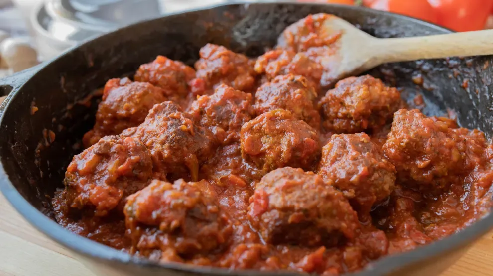 Ni miga de pan ni salsa: el truco para que las albóndigas queden más jugosas y con menos calorías