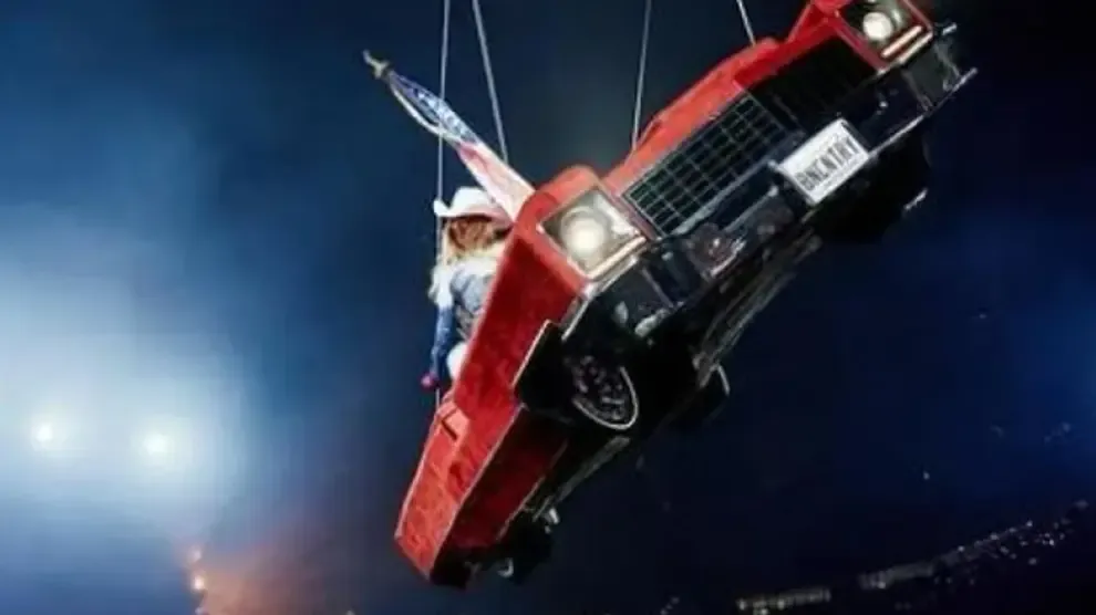 Se descuelga en pleno concierto de Beyoncé parte del 'coche volador' en el que iba montada y tiene que ser rescatada: "¡Parad!"