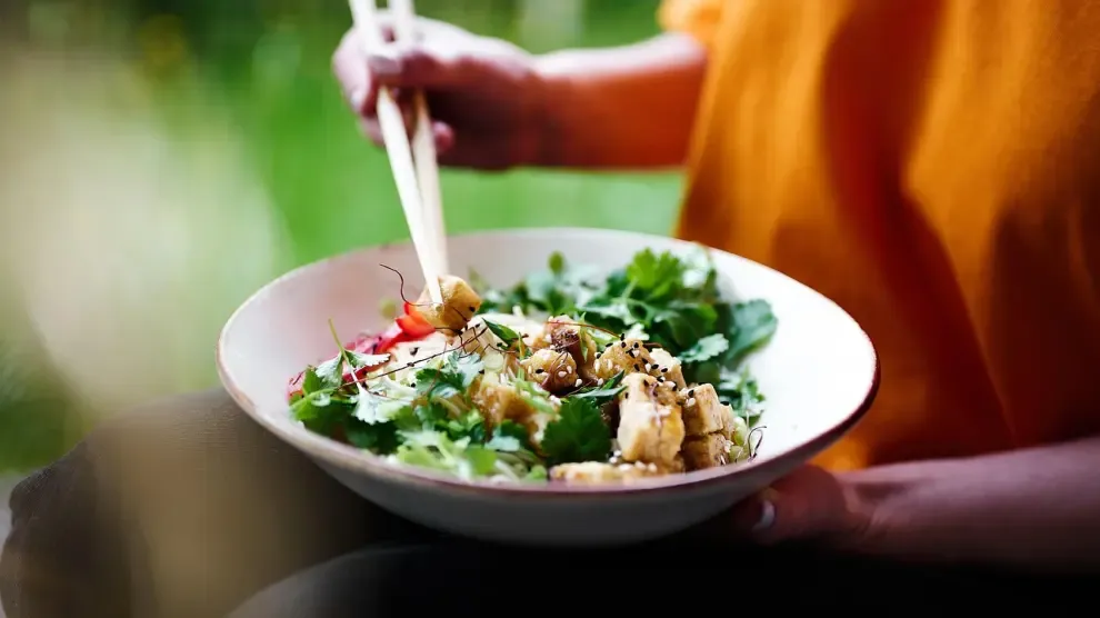 Roy Cohen, farmacéutico de 102 años, comparte las claves de su longevidad: "No como carne"