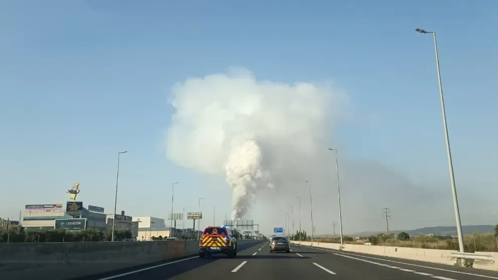 Explosiones en una empresa de baterías y pilas provocan un incendio en Guadalajara: piden no salir de casa por la nube