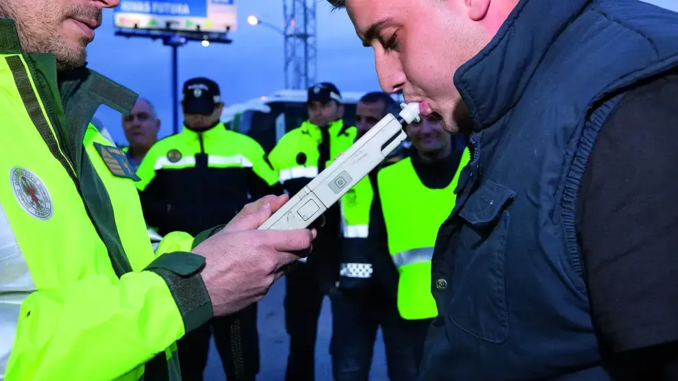 La DGT vigilará el consumo de alcohol y drogas en los conductores del 14 al 20