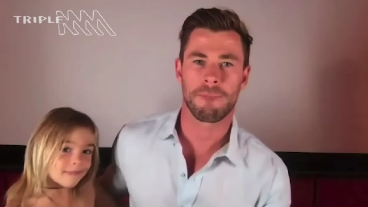 Tristan, el hijo de Elsa Pataky y Chris Hemsworth, se cuela en directo en una entrevista de su padre