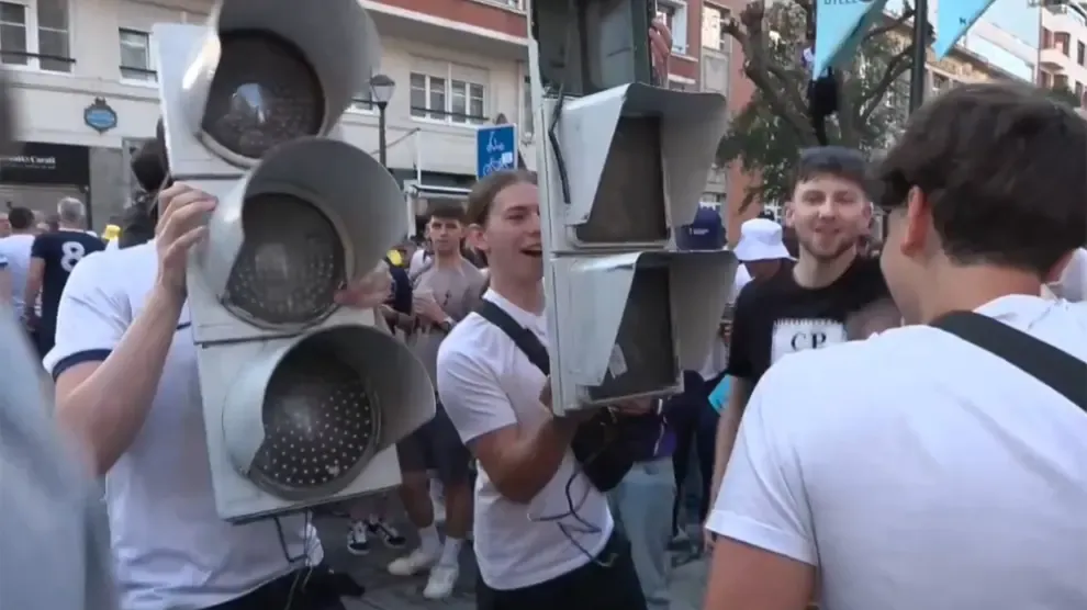 Noche de máxima tensión en Bilbao y San Sebastián con los ultras de Tottenham y Manchester United: peleas, semáforos rotos...