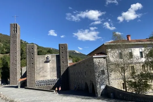 Jorge Oteiza en la Basílica de Arantzazu: entre la obra religiosa y la escultura moderna