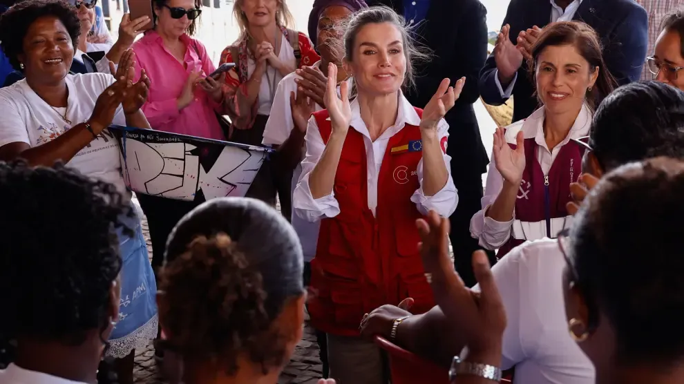 
         La reina Letizia visita a las 'peixeiras' en su viaje de cooperación a Cabo Verde 
    