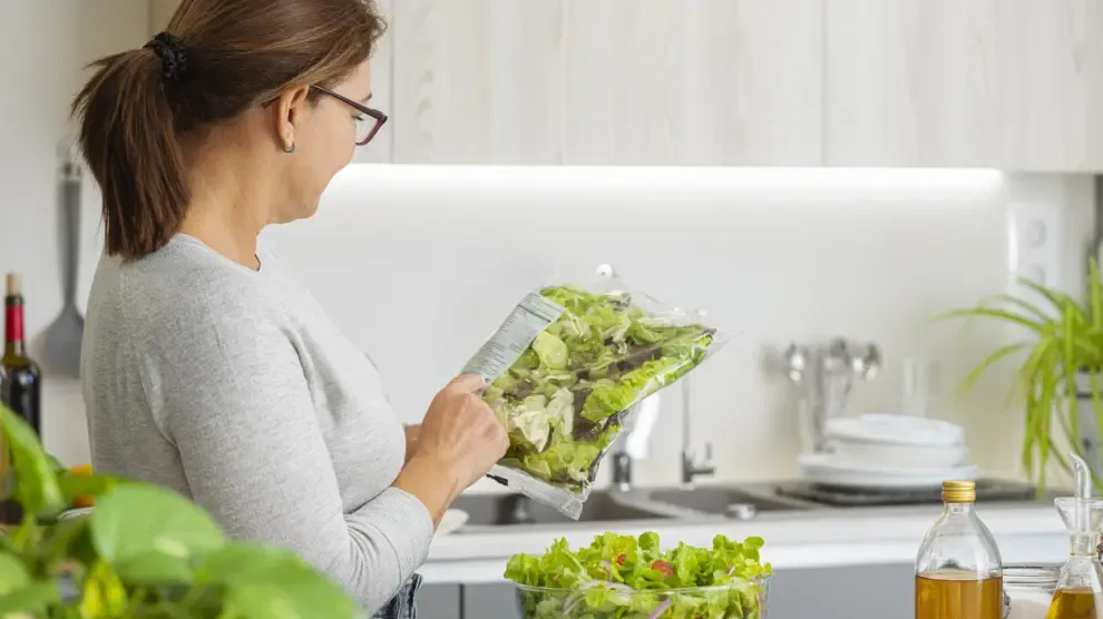¿Es necesario lavar las ensaladas de bolsa? Una nutricionista avisa del riesgo de la toxoplasmosis