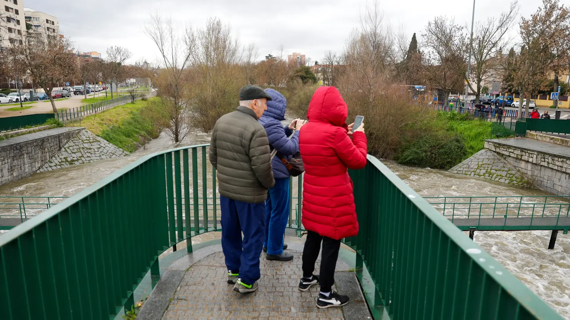La crecida del caudal alerta a los madrileños: "Nunca lo había visto así, ahora sí es un río"