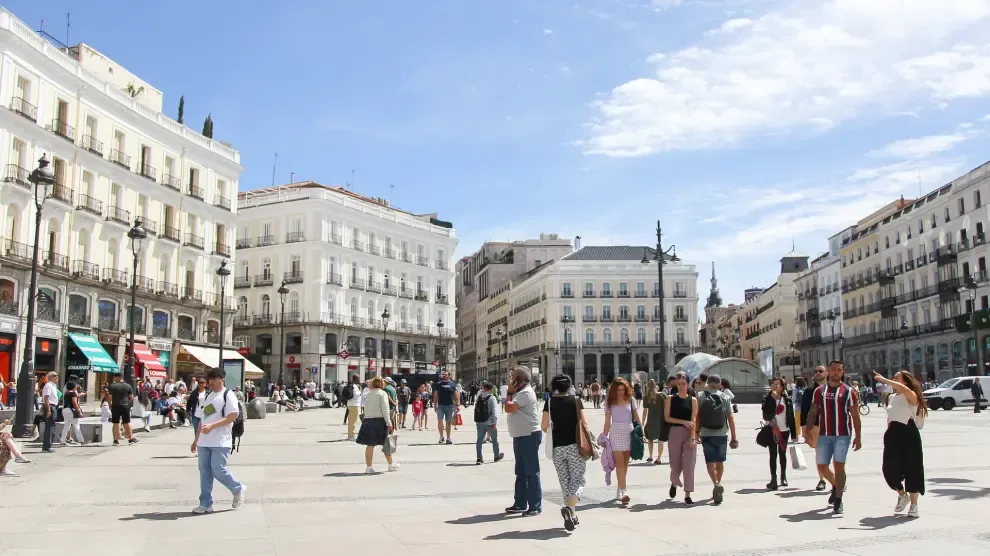 Llega la tasa de basuras, ayudas por hijo y los coches A podrán circular por la ciudad: lo que espera a los madrileños en 2025