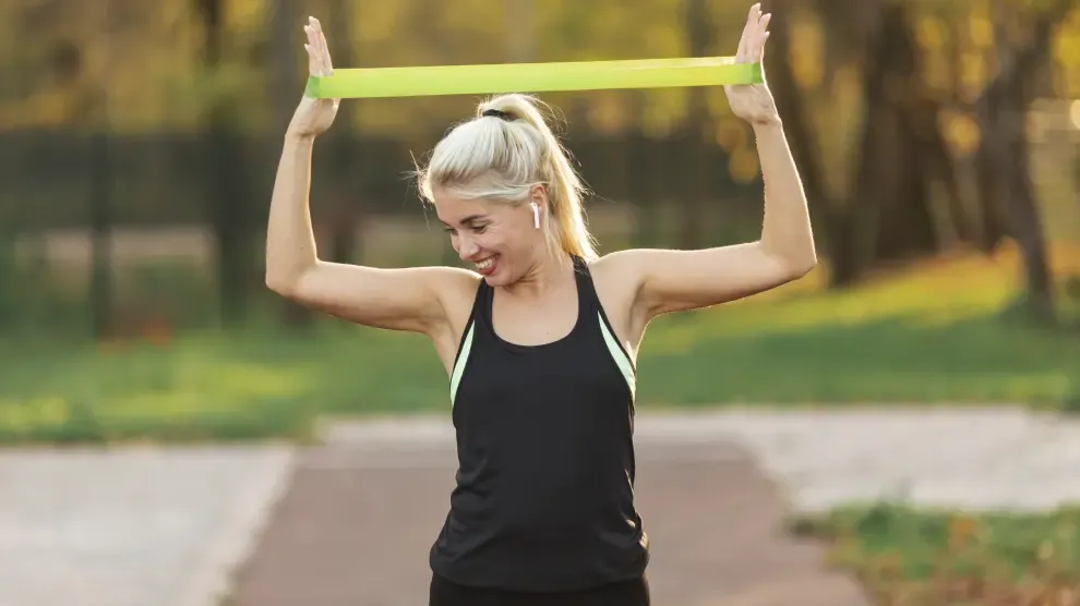 Seis ejercicios con bandas elásticas para perder peso y fortalecer tu cuerpo sin mancuernas