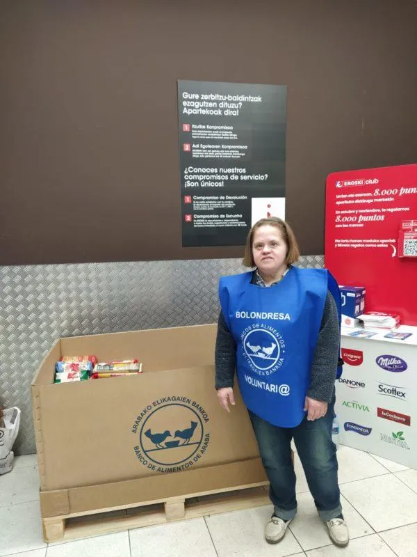 PERSONAS AUTOGESTORAS DE APDEMA COLABORAN CON EL BANCO DE ALIMENTOS DE ÁLAVA EN UNA JORNADA SOLIDARIA POR VITORIA-GASTEIZ