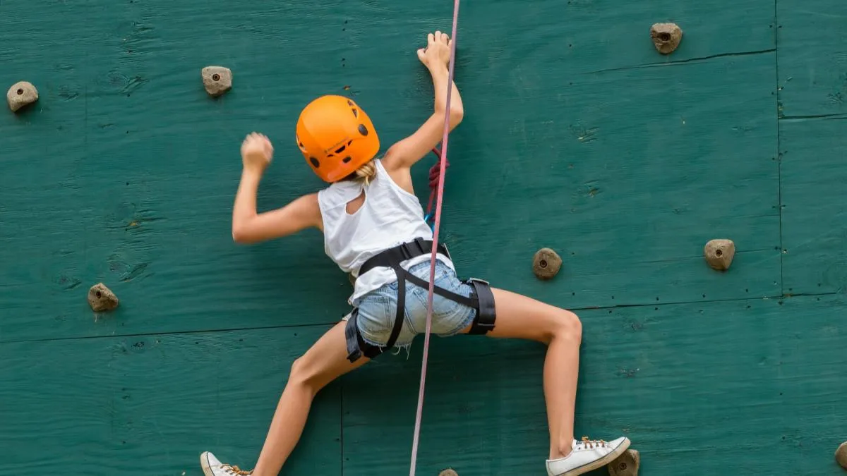Un padre construye un rocódromo en casa para que sus hijos se entretengan