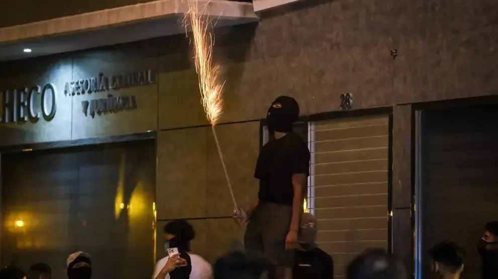 
         La Policía carga contra un grupo de jóvenes encapuchados en Torre Pacheco: ya son 13 los detenidos por los disturbios 
    