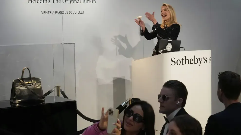 La puja más cara de la historia: el primer bolso Birkin, vendido por más de ocho millones de euros