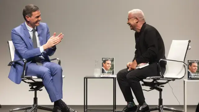
         De 'Supervivientes' a defender la gestión de Puente en Twitter: las perlas de Sánchez en la presentación de su libro 
    
