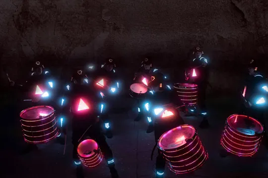 Fiestas de Azkoitia 2024: "Glowdrums", espectáculo musical de calle del grupo Brincadeira