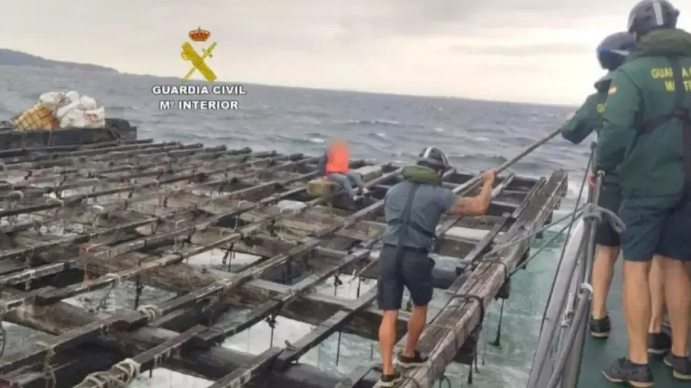 Rescatadas dos personas después de naufragar con su embarcación y refugiarse en una batea en Boiro