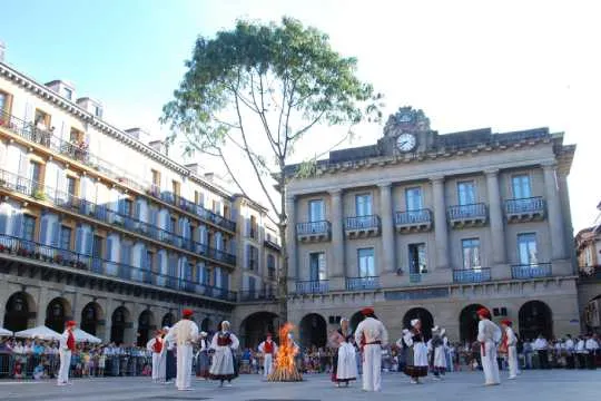 Esku Dantza de autoridades - Rito del árbol de San Juan