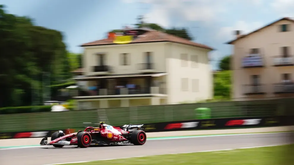 Sainz revienta el crono en la Q2 y Alonso también vuela para pelear en la Q3