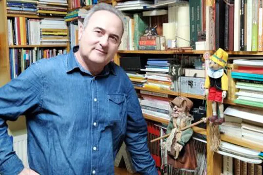 Poetas en Mayo 2022: "Tximeletrak airera", recital de Xabier Olaso