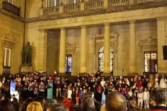 Jueves de Lardero. Actuación conjunta de coros, músicas/os y dantzaris