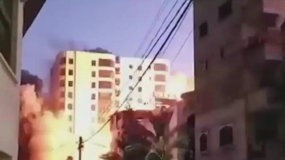El sobrecogedor momento en que las bombas israelíes derriban un edificio de viviendas en la zona palestina de Gaza
