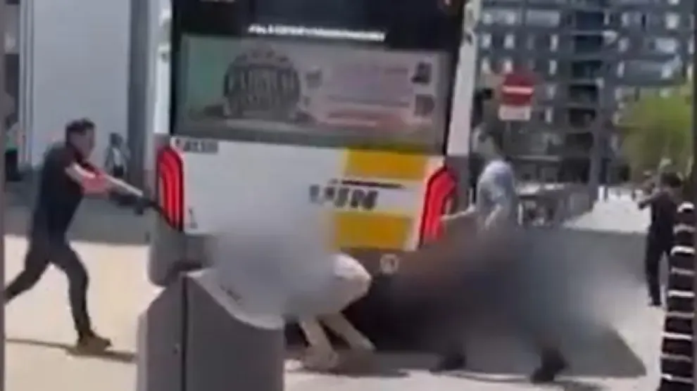 Apuñalamiento en Bélgica: un hombre mata a una persona y hiere a otra en el interior de un autobús
