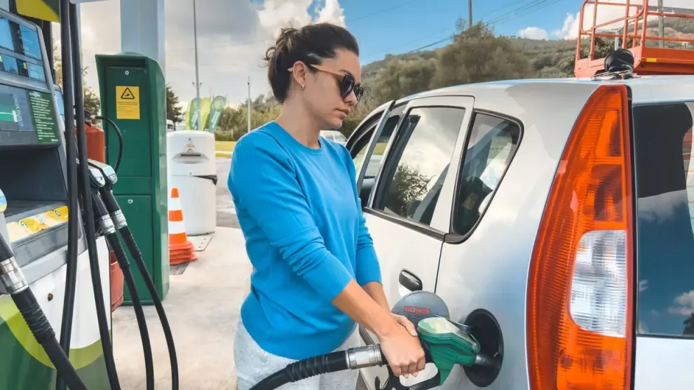 El precio de la gasolina vuelve a bajar y se sitúa en niveles de enero: cuánto cuesta llenar un depósito