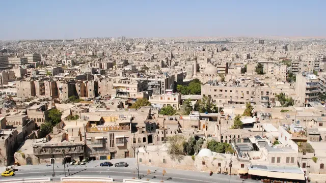 
         Reportan decenas de muertos tras ataques israelíes en Alepo 
    