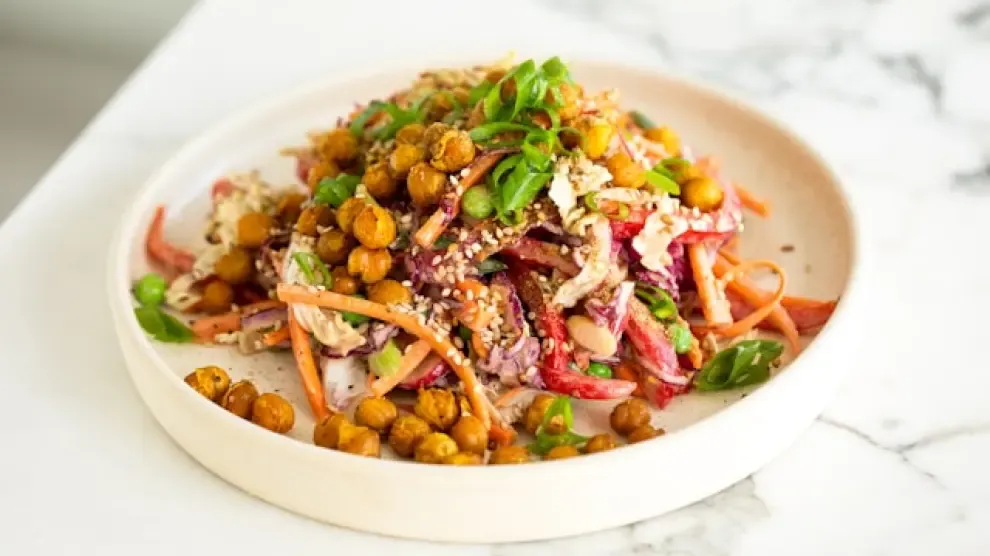 La cena saludable que se puede preparar en menos de cinco minutos con solo un bote de garbanzos