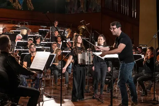 Huntza sinfonikoa: Euskadiko Orkestrarekin grabatutako "Lasai lasai", "Olatu bat" eta "Aldapan gora" abestiak (online)