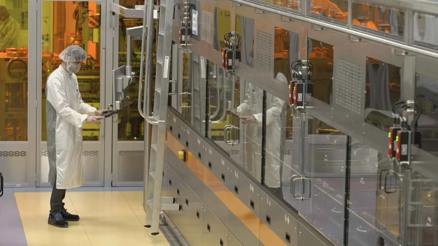 Así es cómo se fabrica una lentilla: el meticuloso proceso tecnológico que conecta una gota y tu ojo