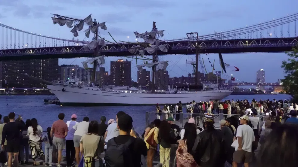 Al menos dos muertos y 20 heridos al chocar un buque escuela mexicano contra el Puente de Brooklyn