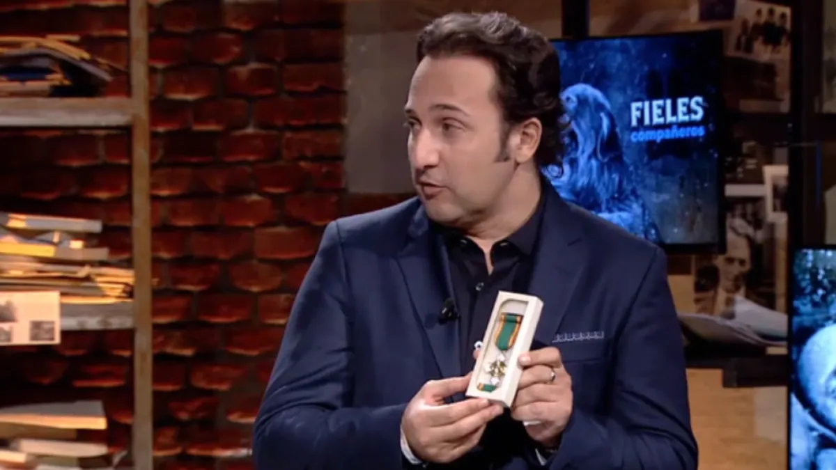 Iker Jiménez recibe una medalla al mérito policial en 'Cuarto milenio': "Estoy tan agradecido que no tengo palabras"