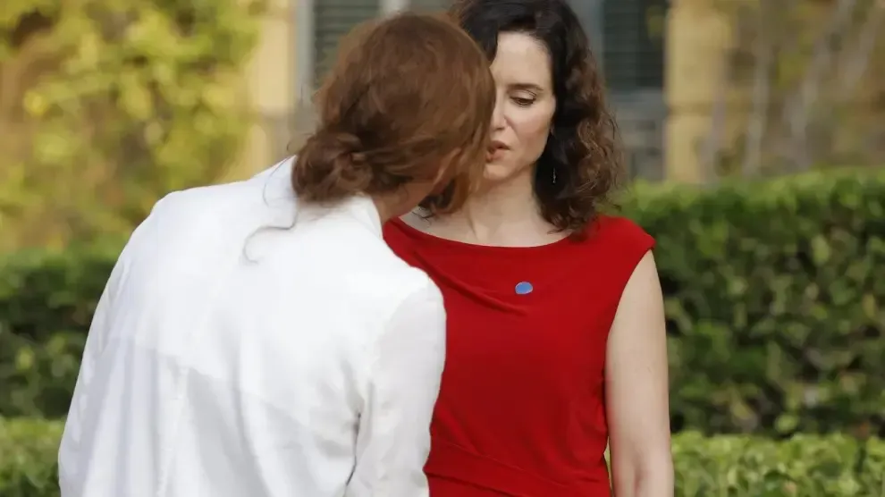 Tensión entre Mónica García y Ayuso, que tienen que ser separadas: "¿Quiere saludar a una asesina?"