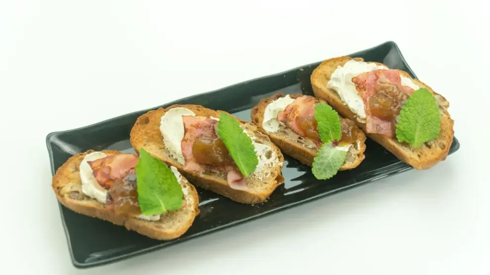 Canapés de bacon y queso brie: una receta sencilla, rápida y con mucho sabor
