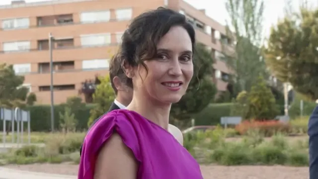 Ayuso se convierte en 'maestra de ceremonias' en LaFinca con un 'wrap dress' de escote asimétrico