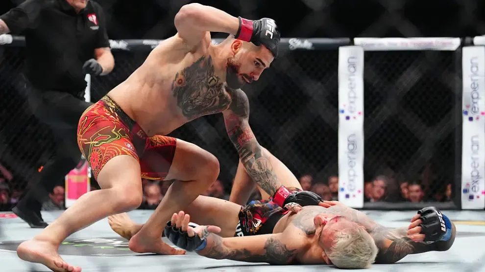 La polémica por los puñetazos de Topuria a Oliveira cuando ya estaba KO: "No es deporte"