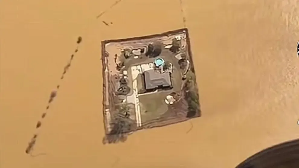 Una familia construye un dique alrededor de su casa, la salva de las inundaciones y el vídeo se hace viral