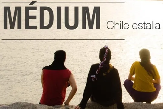 "MÉDIUM. CHILE ESTALLA EN LA DISTANCIA"
