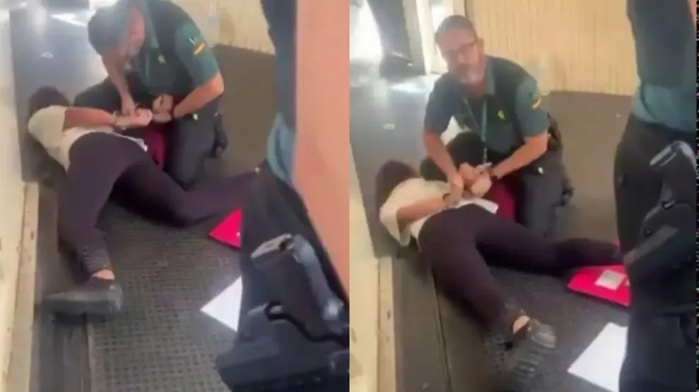 La asociación de los chicos expulsados denuncian "brutalidad injustificada" y la aerolínea alega "comportamiento conflictivo"