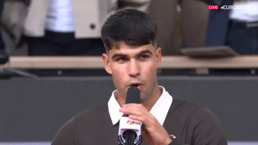 Carlos Alcaraz se desmelena en la celebración tras ganar a Marozsan con un cántico en plena entrevista a pie de pista