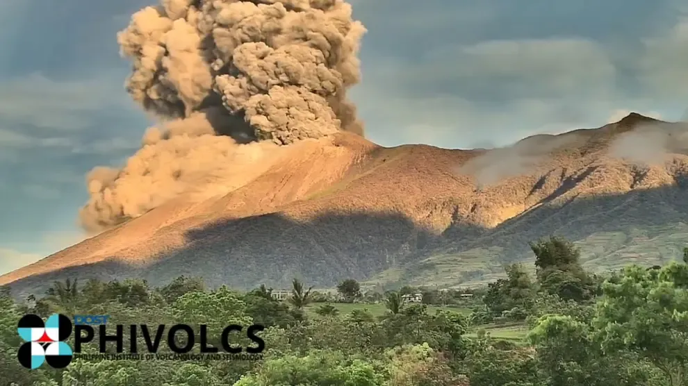 El volcán Kanlaon entra en erupción en Filipinas y deja una columna de ceniza de 4 kilómetros