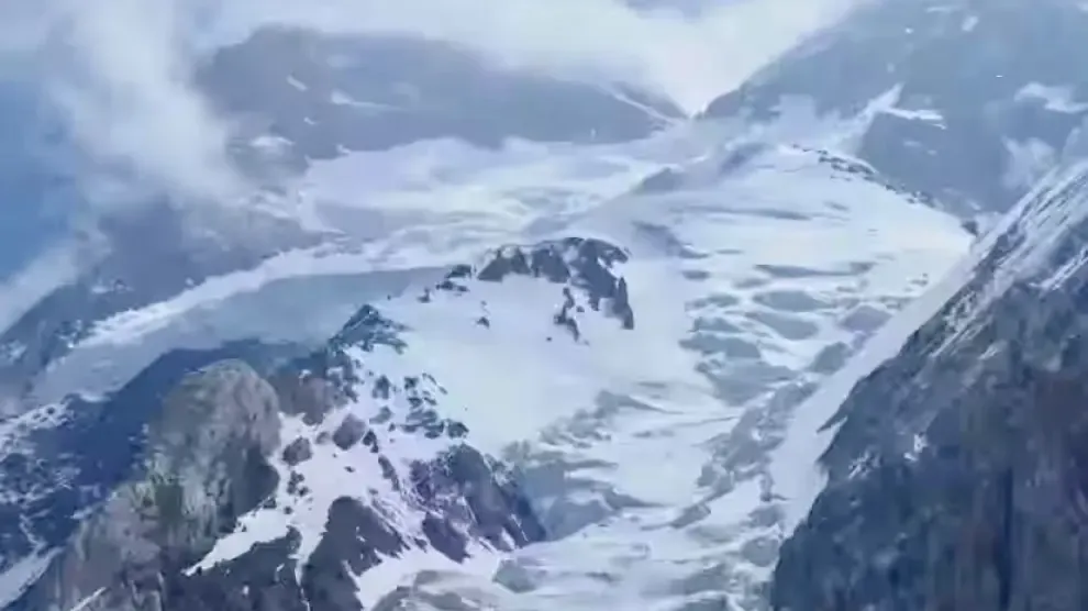 Avalancha en el Broad Peak: un alpinista polaco herido espera rescate a miles de metros de altura