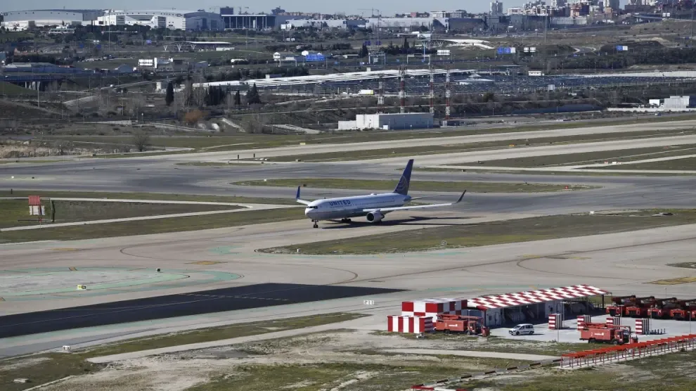 
         Varios drones obligan a suspender el tráfico aéreo en Barajas y a desviar una veintena de vuelos 
    