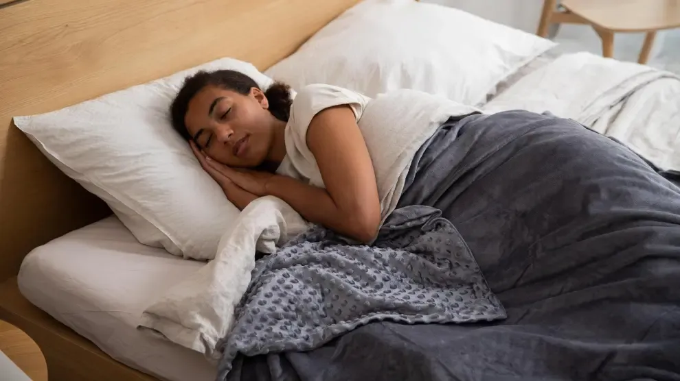 El cardiólogo José Abellán da un truco para dormir fresco este verano: "Prueba los calcetines congelados"