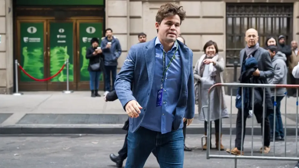 La reacción de Magnus Carlsen tras su escandalosa salida del Mundial de Ajedrez: "Atuendo del día"