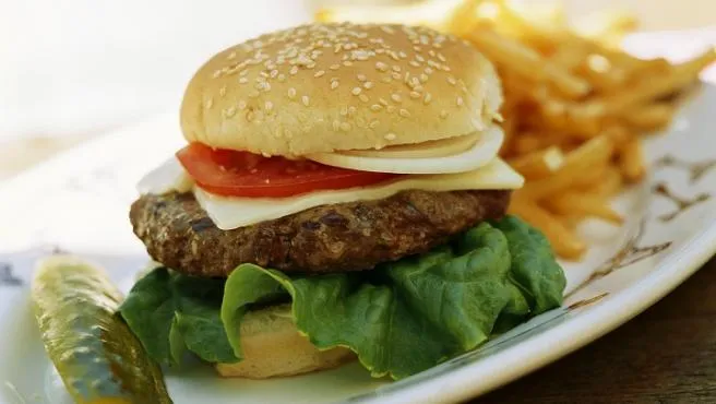Demandan a McDonald's por vender hamburguesas más pequeñas que las que publicita