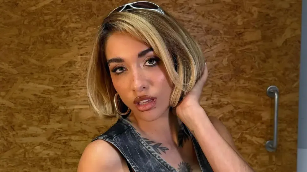 María Becerra lleva la tendencia de botas de nieve al extremo: con un 'total look' de chaleco y falda mini